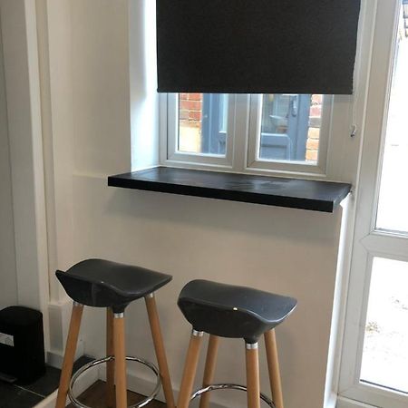 Lovely Modern Decorated 1 Bed Studio Newport  Bagian luar foto