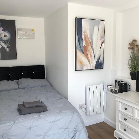 Lovely Modern Decorated 1 Bed Studio Newport  Bagian luar foto