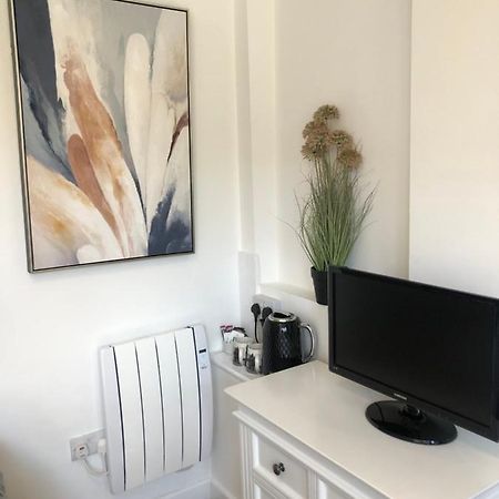 Lovely Modern Decorated 1 Bed Studio Newport  Bagian luar foto