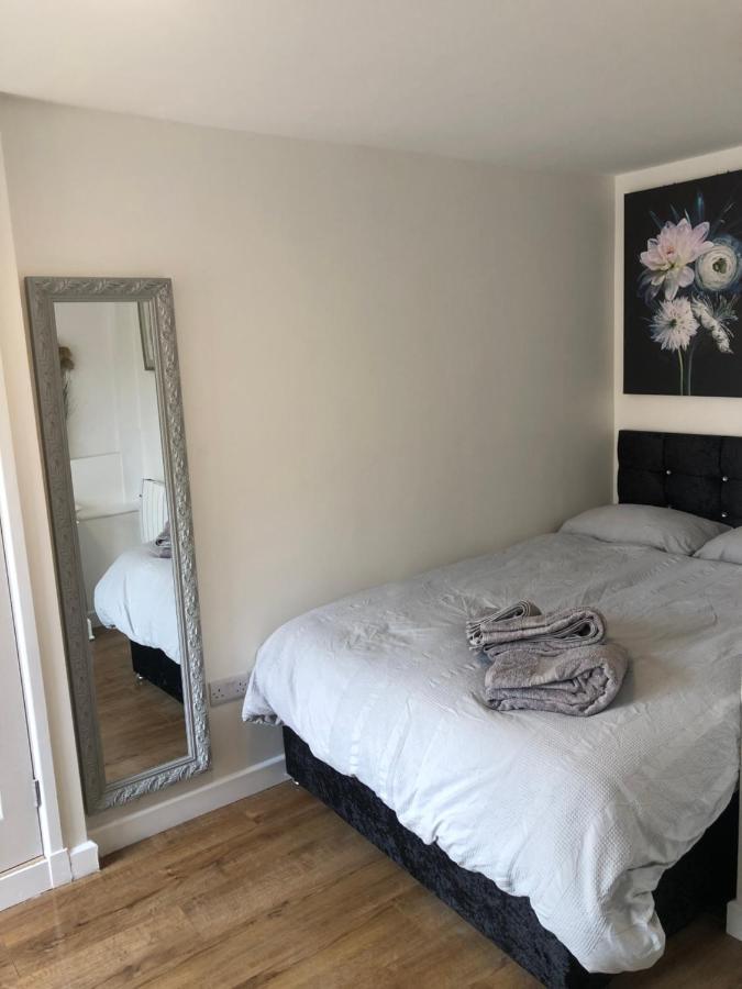 Lovely Modern Decorated 1 Bed Studio Newport  Bagian luar foto