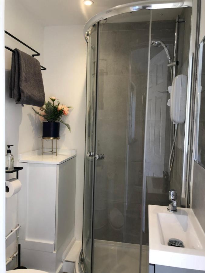 Lovely Modern Decorated 1 Bed Studio Newport  Bagian luar foto